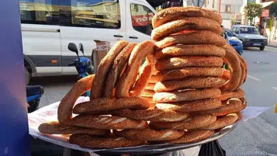 FETÖ'nün mağdur ettiği diplomalı öğretmen simit satıyor