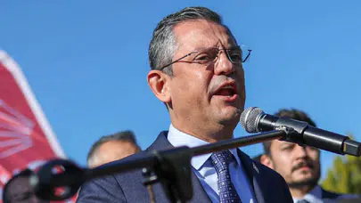 Özgür Özel, Menemen'de: "Atatürk’ün resmini yakasına asmayı reddeden sözde üç teğmene karşı; onlara müdahale eden dört tane teğmen, Kubilay’ın teğmenleridir"