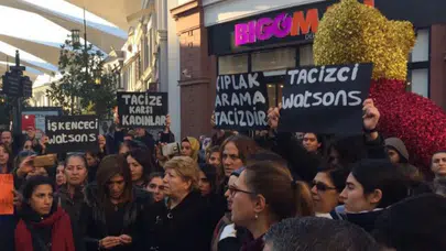 Kadınlar Watsons'da yapılan çıplak arama için toplanıyor