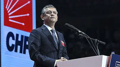 CHP Genel Başkanı Özgür Özel, Anayasa Mahkemesi önünde: “Bu, bir darbe girişimi. Bu, anayasayı askıya alma girişimi. Tayyip Erdoğan’ı uyarıyorum. Kendi meşruiyetini tartışmaya açma”