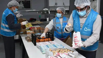 Balıkesir Büyükşehir Belediyesi'nden dar gelirli ailelere beslenme desteği sürüyor