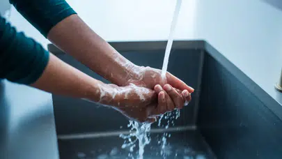 Tuvaletin bütün mikropları elinize bulaşmış olabilir!