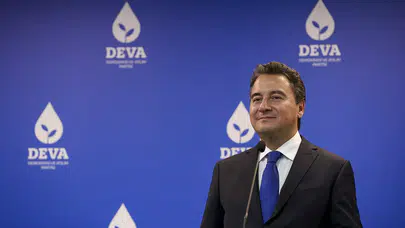 BABACAN: “SAYIN BAHÇELİ, OSMANİYE’DEKİ KONUTUNUZUN TAM KARŞISINDA YIKILAN ENKAZIN SAKİNLERİNE KONUTUNUZUN TUVALETİNE KULLANIM İZNİ VERİLMEMİŞ, SİZ NEDEN BAHSEDİYORSUNUZ?”