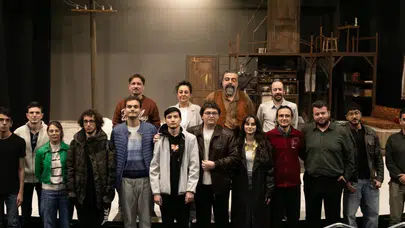 İzmir'de Gençler İçin Tiyatro Buluşması: "Genç Sorular" Etkinliği Devam Ediyor
