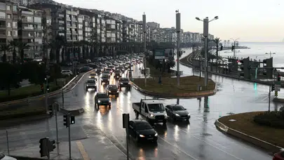 İzmir, Kuvvetli Yağışla Mücadelede Seferber Oldu, Mahsur Kalan Bir Kişi Kurtarıldı