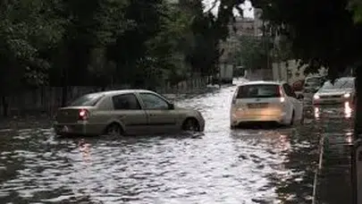 Avcılar'da alt geçidi su bastı, vatandaşlar araç içinde mahsur kaldı