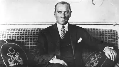 Atatürk'ü fark ettirmeden böyle siliyorlar
