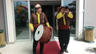 Profesörün arkasından davul çaldıran rektöre para cezası