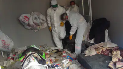 Üzerinde 30 bin, bankada 450 bin TL vardı.. Evinden de 22 kilo para çıktı