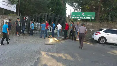 Bayramda mezarlık kapısının kilitlenmesine tepki