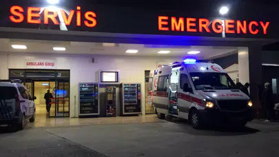 Sırtına saplanan demirle hastaneye götürüldü