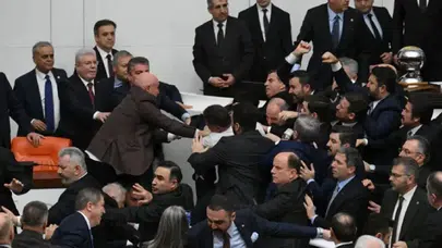 TBMM'de Gürlek'in yemini sırasında AK Parti ve CHP arasında tekme tokat kavga!