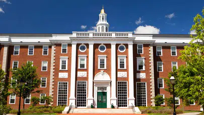 Dünyanın en iyi üniversitelerinde sürpriz değişim: Harvard, işletme eğitiminde zirveye çıktı