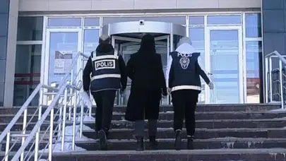 Çelenkleri parçalayan kadın adli kontrolle serbest