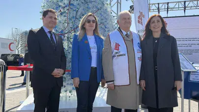 Dünya Böbrek Günü'nde Kadıköy'de dev böbrek maketiyle su tasarrufuna dikkat çekildi