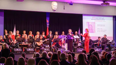 İzmir’de otizme dikkat çeken anlamlı konser: Kırmızı güllerle güçlü mesaj