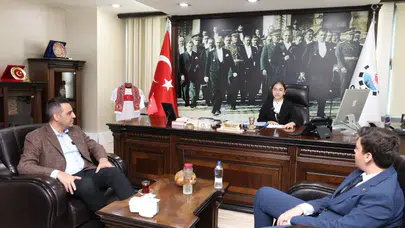 Çiğli’de 23 Nisan’da koltuk üç çocuğa emanet edildi: Minik başkanlardan dikkat çeken gelecek vizyonu