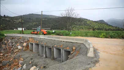 Milas’ta yağışla hasar gören köprü 26 saatte yeniden ulaşıma açıldı