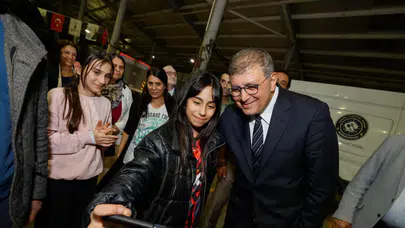 İzmir Büyükşehir Belediyesi’nden gençlere büyük destek: Ulaşımdan eğitime yeni dönem