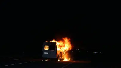 Sürüsüne çarpan minibüsü ateşe verdi
