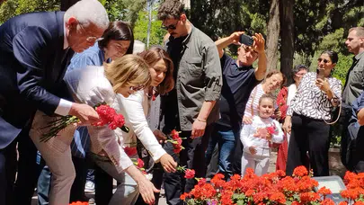 Dervişoğlu, Anneler Günü'nde Zübeyde Hanım Anıt Mezarı'nı ziyaret etti ve karanfil bıraktı