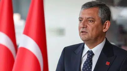 Özgür Özel’den Sırrı Süreyya Önder Mesajı: “Mücadelesini Unutmayacağız”