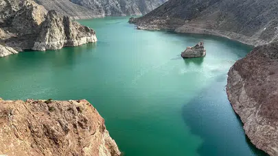 Baraj suları çekildi, ortaya çıkan köyü duyan koştu