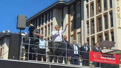 CHP lideri Özgür Özel’den Rize’de çay fiyatı çağrısı: “Kilo başına 40 lira verilmeli”