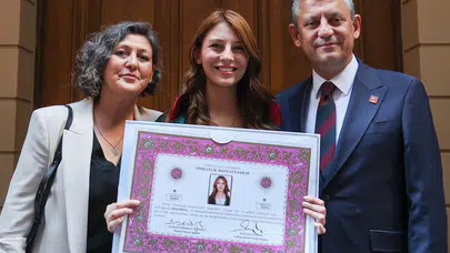CHP Lideri Özgür Özel’in Gurur Günü: Kızı İpek Özel Avukatlık Ruhsatını Aldı