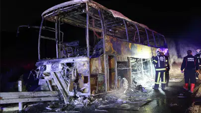 Denizli’de yolcu otobüsü bariyerlere çarpıp alev aldı: 1’i bebek 8 kişi hayatını kaybetti