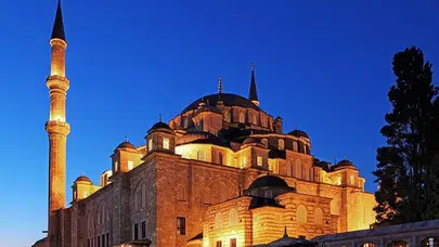 Fatih Camii’nde saldırıya uğrayan imamı hastanede ziyaret eden İmamoğlu: "İnşallah bir daha böyle saldırıların yaşanması gündem olmaz ülkemizde"