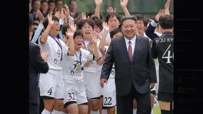 Kim Jong-un, Asya şampiyonu kadın futbolcularla bir araya geldi