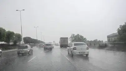 Ankara’da sağanak ve dolu hayatı felç etti: Caddeleri su bastı, araçlar zarar gördü