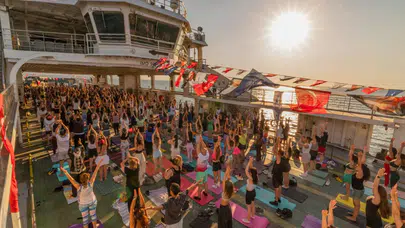 İzmir Körfezi’nde Gün Batımı Eşliğinde Vapurda Yoga Keyfi
