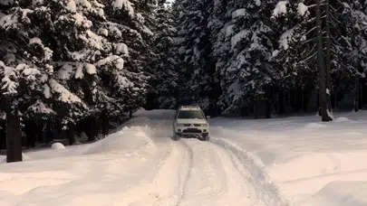 Gece yarısı bastıran kar ve tipi yolları kapadı