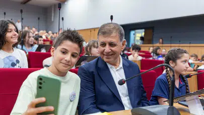 İzmir Çocuk Meclisi kapanışında Başkan Tugay, çocukların önerilerini ve emeğini övdü.
