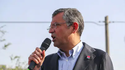CHP Genel Başkanı Özgür Özel, Antalya’da: “CHP sizin yukarıdan baktığınız, küçük gördüğünüz esnafın, memurun, emeklinin, emekçinin partisidir. Onları size ezdirmeyiz. Karıncanın kardeşi vardır o da CHP’dir”
