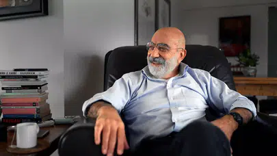 Ahmet Altan 'darbeye teşebbüs' ve 'FETÖ üyeliği' suçlamasıyla tutuklandı!