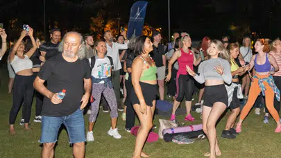 İzmir Yoga Festivali renkli görüntülerle başladı, gün batımında yoga keyfi yaşandı