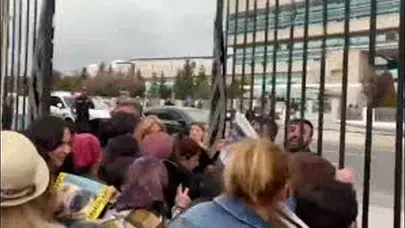 İzmir'de köpeğe tecavüz ! Hayvanseverler kapısına dayandı