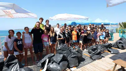 Çeşme'de gençlerin katılımıyla deniz ve kıyı temizliği etkinliği gerçekleştirildi