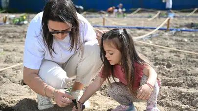 Bornova'da Kadınlar Kent Bostanlarında Üretiyor, Dayanışmayı Yeşertiyor
