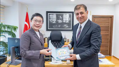 İzmir'de Tugay ve Singapur Büyükelçisi iş birliği fırsatlarını görüştü