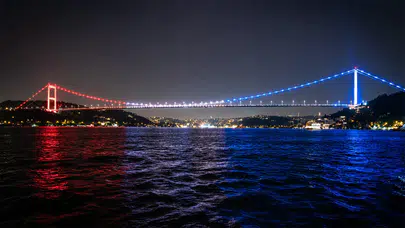 Fatih Erbakan'dan köprü ışıklandırmasına tepki: ABD'ye hizmet eden zihniyeti kınıyoruz!