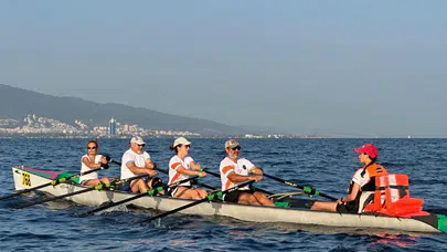 İzmir Marina’da su sporları eğitimleri başladı, her yaştan katılımcılar denizle buluşuyor