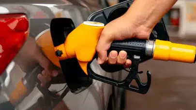 Akaryakıtta tabela yeniden değişiyor: Motorine zam dalgası bu gece de sürebilir