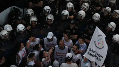 Öğretmenlerden hak talebi: Mülakat mağdurları gözaltına alındı, destek büyüyor!