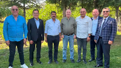 CHP'li Belediye Başkanı Zafer Partisi'ne katıldı, Ümit Özdağ rozetini taktı