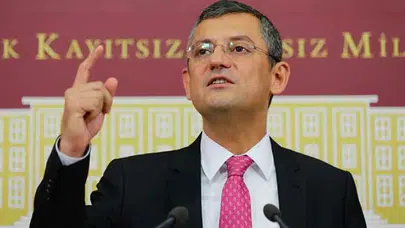 CHP'li Özgür Özel'den AKP'li İnceöz'e : Burada baş bağlamazken bu namussuzun karşısında neden baş bağladın?
