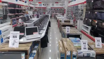 Teknoloji marketin açılışında indirim izdihamı
